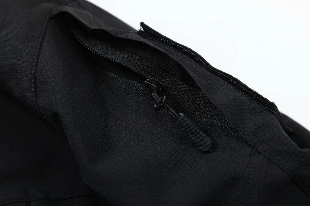 W6005#P300💰 STONE LSLAND Stone Island 23FW ❗Hard shell top version windproof and waterproof shoulder patch GTX outdoor jacket jacket #Same as Arc'teryx SV series top version fabric! ! The difference between world currency! !  -Top replica, original original packaging, pure original-grade welfare heavy goods, high quality guarantee. The latest hot style from the official website, trendy men and women with cool upper bodies! Customized and imported professional super waterproof and windproof coated fabric, the waterproof level is the international ISO standard 90 (ISO4) level to achieve the rolling effect of water droplets on a lotus leaf. The high-permeability laminated fabric Gore-tex imitates water-permeable film, which feels better and more comfortable. - Seiko 3D three-dimensional cutting, multiple pocket design, fully wrapped edges inside and outside, fine routing, very heavy workmanship, metal adjustment buckle elastic design of the hat, full of functional workwear style. All the three-label accessories are all original and customized, so you can experience the full texture when you try it!  -Perfect fit, versatile style that never goes out of style, reimagined for all your urban adventures and offering unparalleled waterproof and windproof protection! A batch of pure original quality goods, no more missing out!  Color: Black Size: M L XL XXL M L